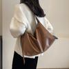 Velká crossbody taška z měkké kůže v minimalistickém stylu, na jedno rameno a pod paži