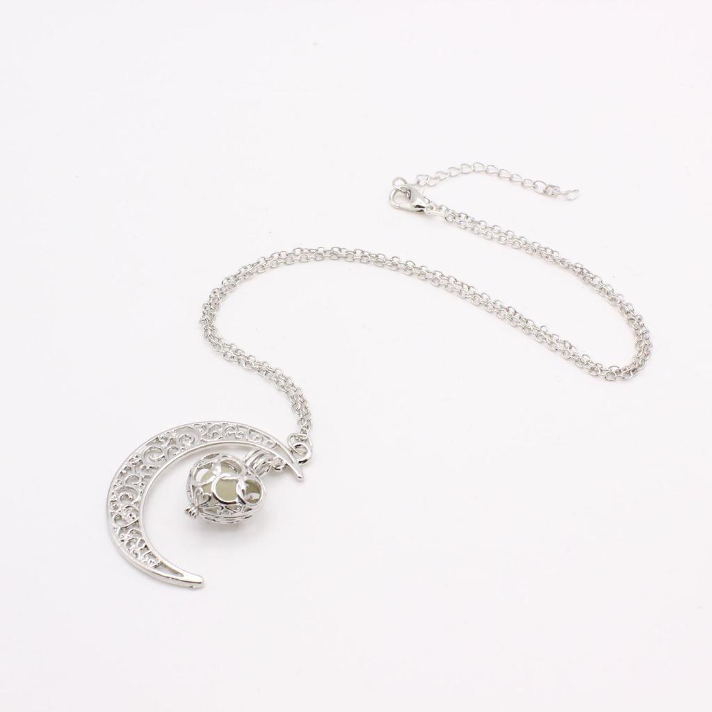 European & American Fashion Jewelry: Luminous Moon Heart Necklace with Clavicle and Sweater Chains