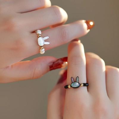 Verstellbarer Tier Fritillaria Perle Schwarz und Weiß Kaninchen Perlenring für Damen Süße Natürliche Kristallperlen Steinringe Schmuck