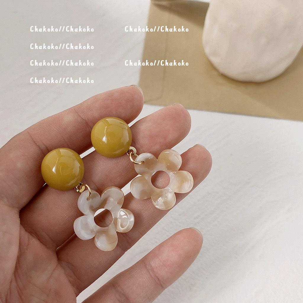 

Sweet and colorful flower stud earrings~ contrasting colors are small and fresh, new earrings in summer 2025, simple earrings.