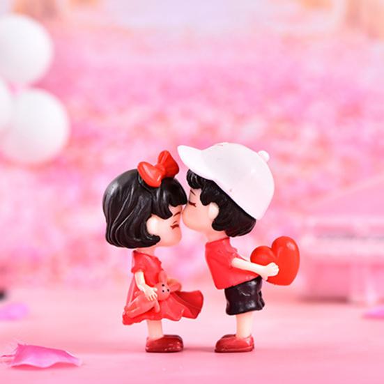 2Pcs Couple Sculptures Adorable Sweet Expression Sportswear Decorative Vivid Little Boy Girl Kiss Statues Wedding Decoration