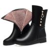 Inverno Couro Macio Conforto Quente Botas de Cano Médio para Mulheres Metal Decorativo Sapatos de Algodão Mães Pelúcia Flats Botas de Neve