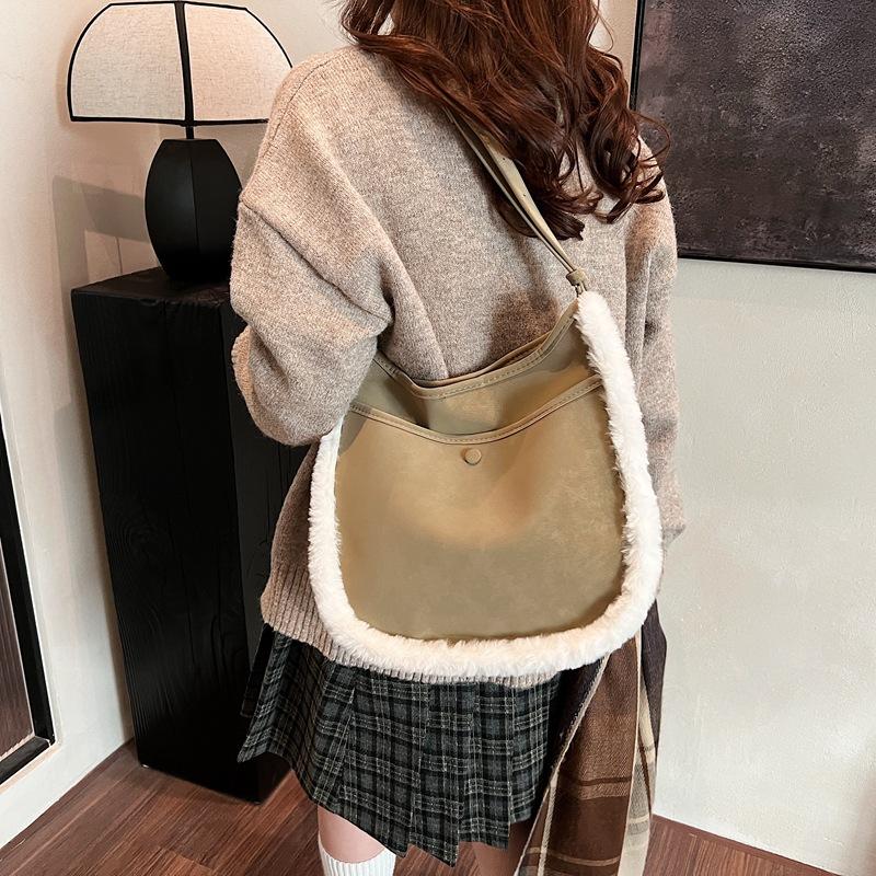 Women's autumn and winter bags 2025 new lamb wool bags retro plush messenger bags niche fluffy shoulder bags
