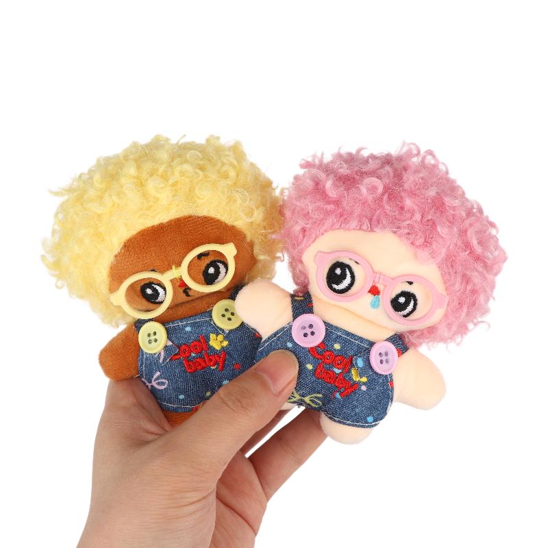 Păpușă Drăguță cu Păr Cret Breloc de Pluș cu Ochelari Salopetă de Blugi Păpușă de Pluș Desene Animate Breloc Pandantiv Decor Rucsac Cadouri