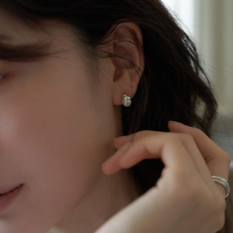 Aube de moi Nouveau. Boucle d'oreille perle coquillage