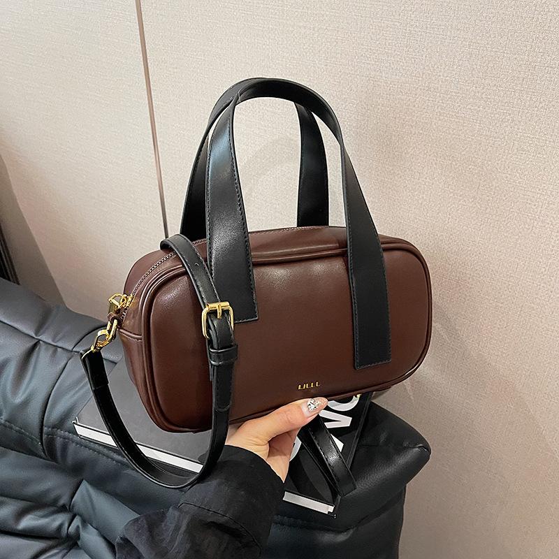 

Корейская версия сумки для женщин 2024 года, новая осенне-зимняя простая и модная сумка-подушка, нишевая высококачественная фактурная сумка-мессенджер