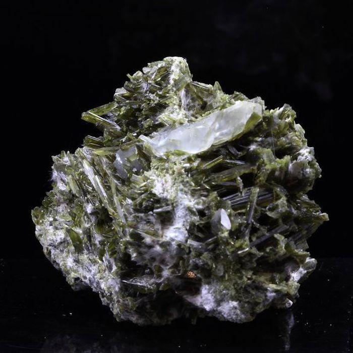 Pierres et Minéraux. Quartz, Epidote, Byssolite. 213.5 ct. Chamrousse, Belledonne, Isère, France..