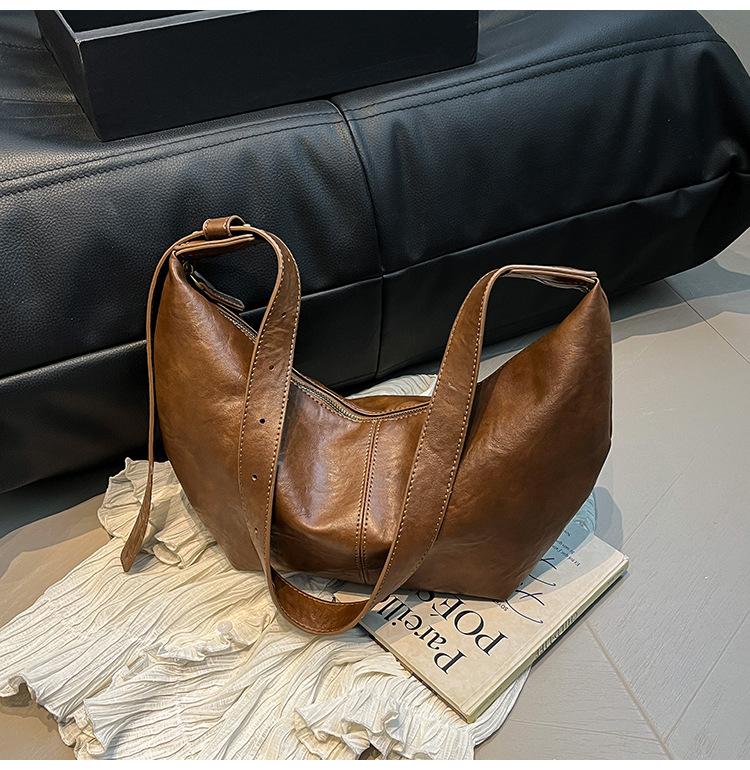 Fashion retro large-capacity bag women's 2025 autumn new shoulder bag casual foreign commuter messenger bag