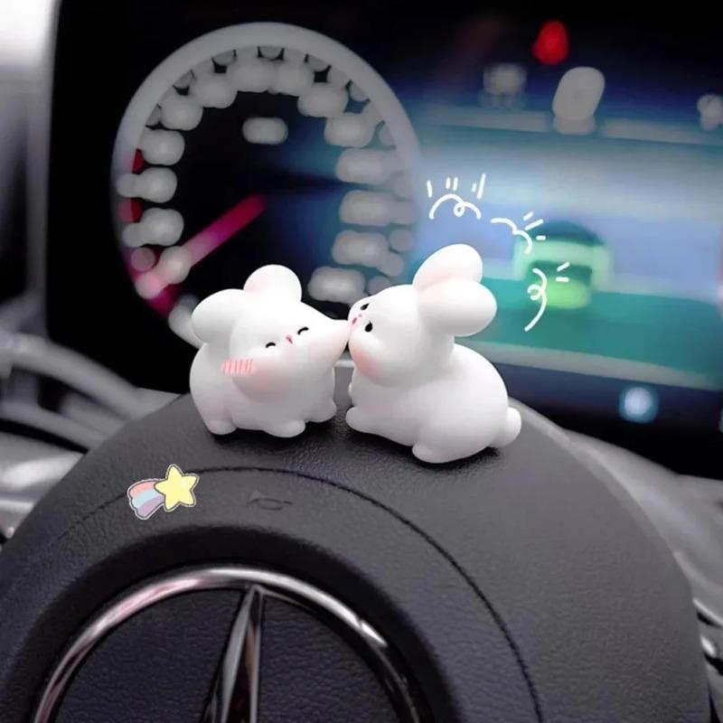2 Stück Kawaii Kussgesicht Hase Kätzchen Puppe Auto Dekor Lustige Harzenten Frösche Figuren Auto Innenraum Armaturenbrett Niedliche Auto Zubehör