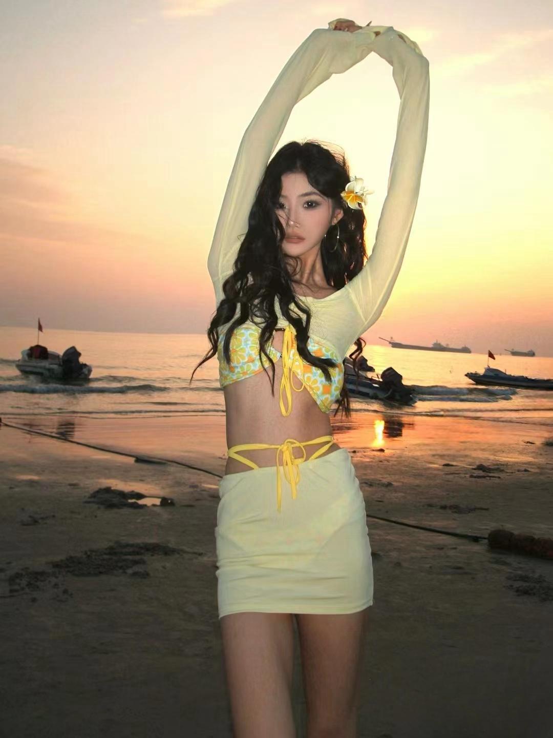 

Корейский купальный костюм-четверка в стиле Дондэмун с бикини на завязках, поддержкой для маленькой груди и накидкой с длинными рукавами для женщин XL жёлтый