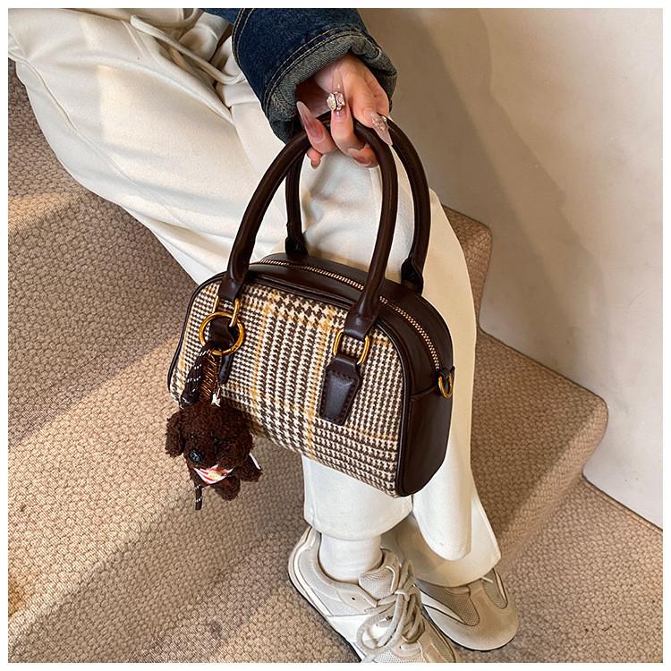 IELGY Plaid Retro Large-Capacity Handbag High-End Fashion Commuter Shoulder Bag