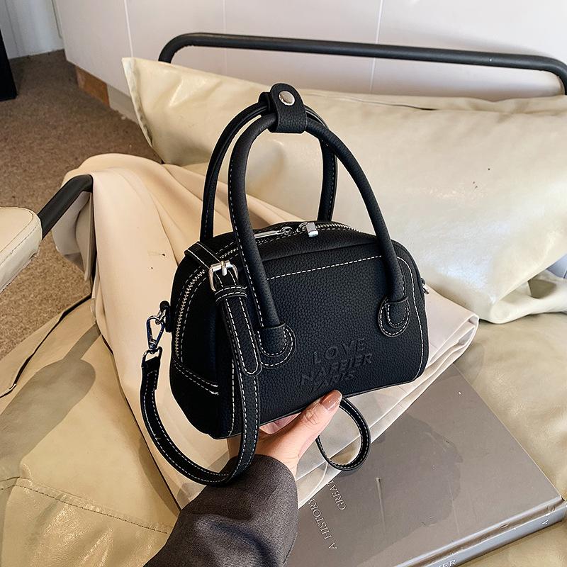 Small bag women's autumn and winter new versatile shoulder messenger bag fashionable and popular portable pillow bag