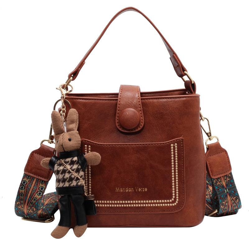 

Niche Korean version retro autumn and winter versatile commuter wide shoulder strap messenger bag women s new high-end bucket bag