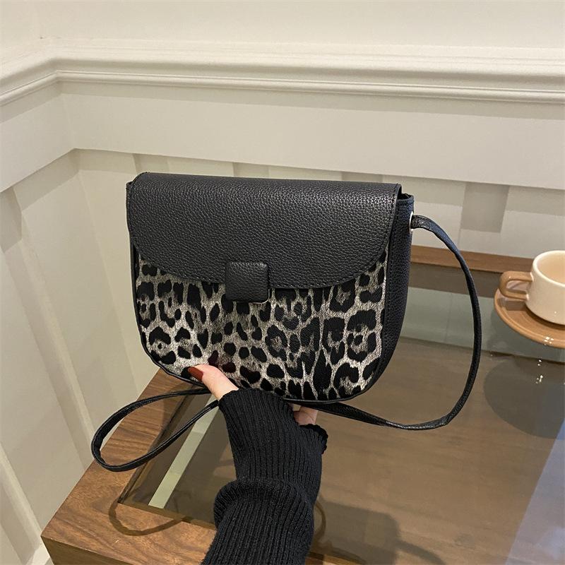 

Niche design simple saddle bag trendy versatile small square bag wide shoulder strap leopard print single shoulder messenger bag чёрный