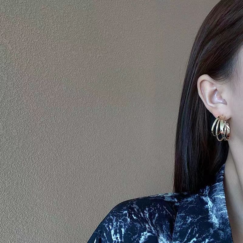 New retro Hong Kong style French earrings women's simple personality temperament earrings fashion metal ear buckles earrings