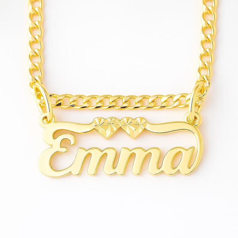 Qiuhan Personalized Custom Name Necklace with Double Heart Accents Gold Plated Cuban Link Chain Personalized Jewelry Gift золотой
