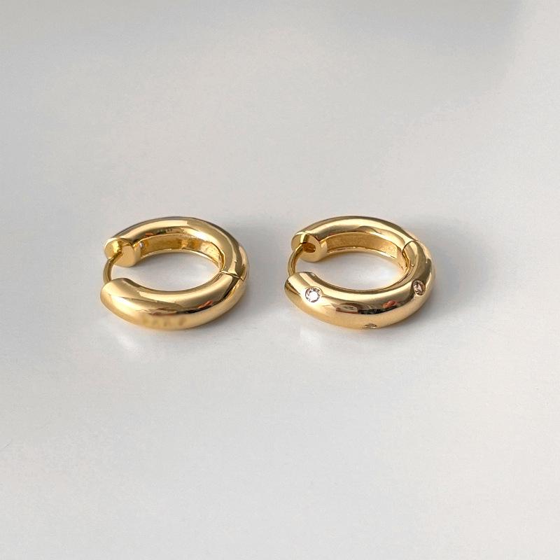 

Елегантні сережки-кільця зі стерлінгового срібла з мікропаве для жінок