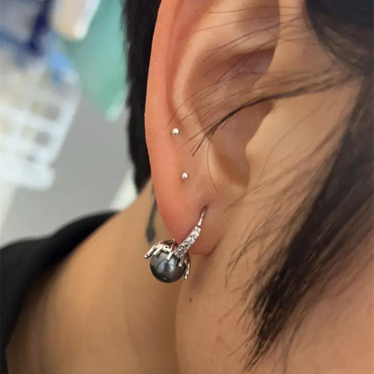 Элегантные всесезонные серьги-подвески с искусственным жемчугом — фото 5