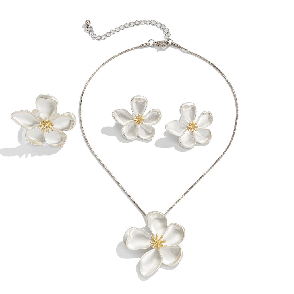 Jewelry Wind Metal Three-Dimensional Flower Necklace Women'S Temperament Five-Leaf Flower Stud Earrings Neck Chain Set