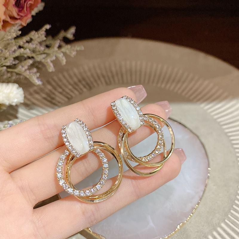 Boucles d'oreilles de luxe tendance 2024 accrocheuses pour femmes: Boucles d'oreilles à clous tendance et polyvalentes pour l'automne et l'hiver