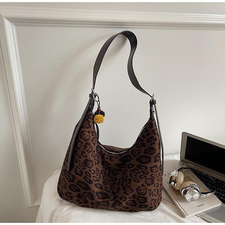 Retro fashion leopard print underarm bag women's 2025 winter new niche commuter shoulder bag large capacity tote bag