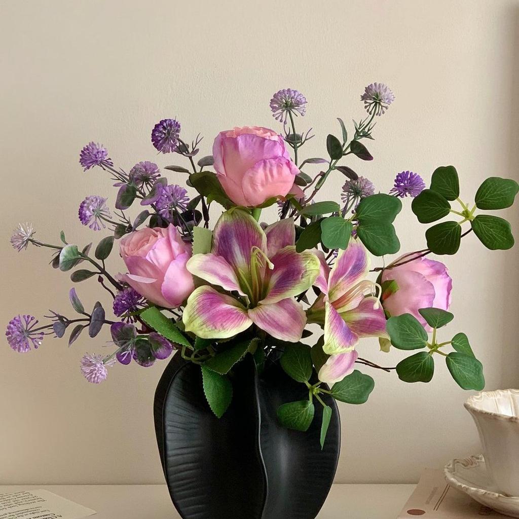 Bouquet di lusso di gigli e rose artificiali della serie Purple, ideale per un ingresso elegante.
