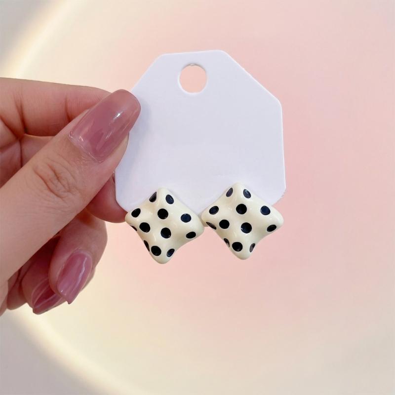 Quadratische Steckerohrringe Schwarz-Weiß-Punktmuster Geometrischer Modeschmuck für den täglichen Gebrauch, Kühler Kontrast Statement-Accessoire, 1 Paar