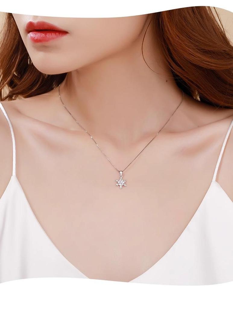 Elegant Snowflake Necklace for Women - Luxurious Ice Flower Pendant, Perfect Christmas Gift for Girlfriend.