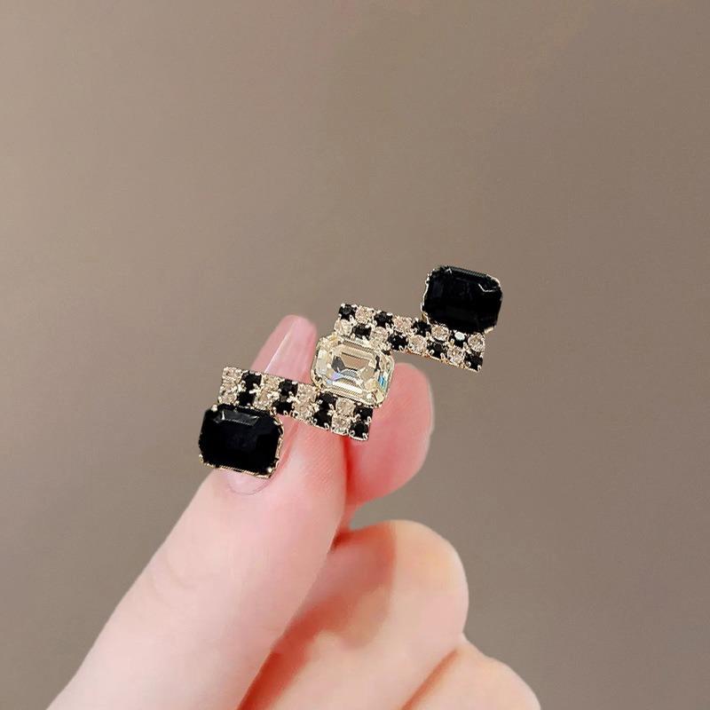 The Small Brooch Exudes A High-end Elegant and Simple Charm The Brooch Is A Perfect Accessory for Overcoats and Suits