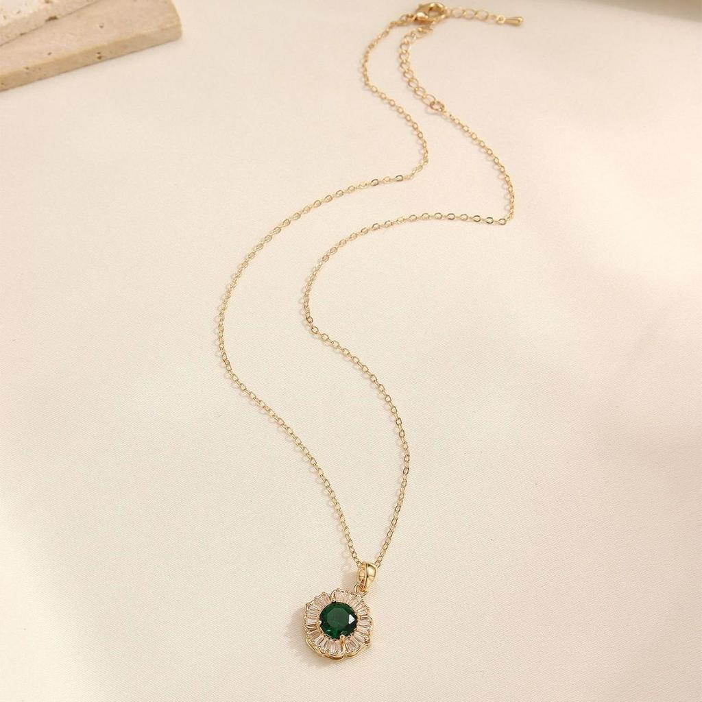 2026 High-End Green Zirconia Necklace & Ring Set, Micro-Paved Retro Clavicle Chain in Goddess Style.