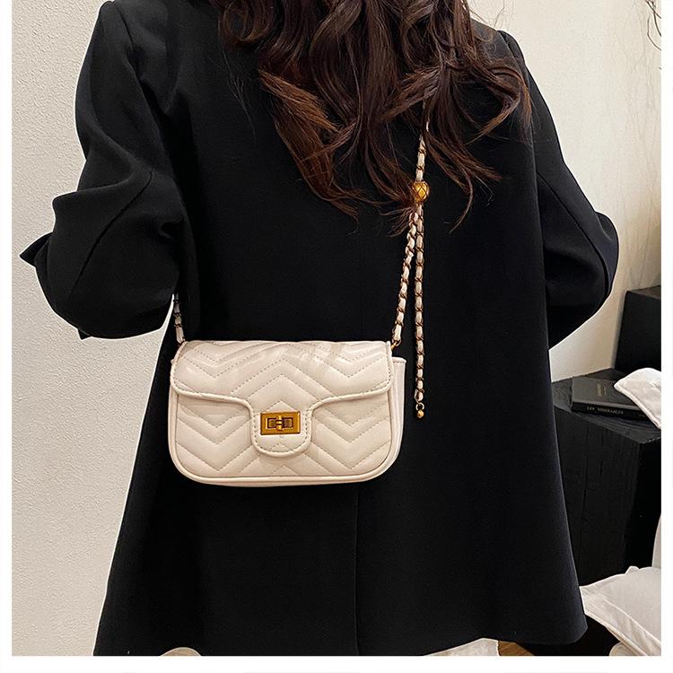 

Сумка женская новая, высококлассная, на плечо, через плечо, маленькая квадратная сумка, с ромбовидной вышивкой, маленькой золотой шариковой цепочкой 13cm*6cm*20cn