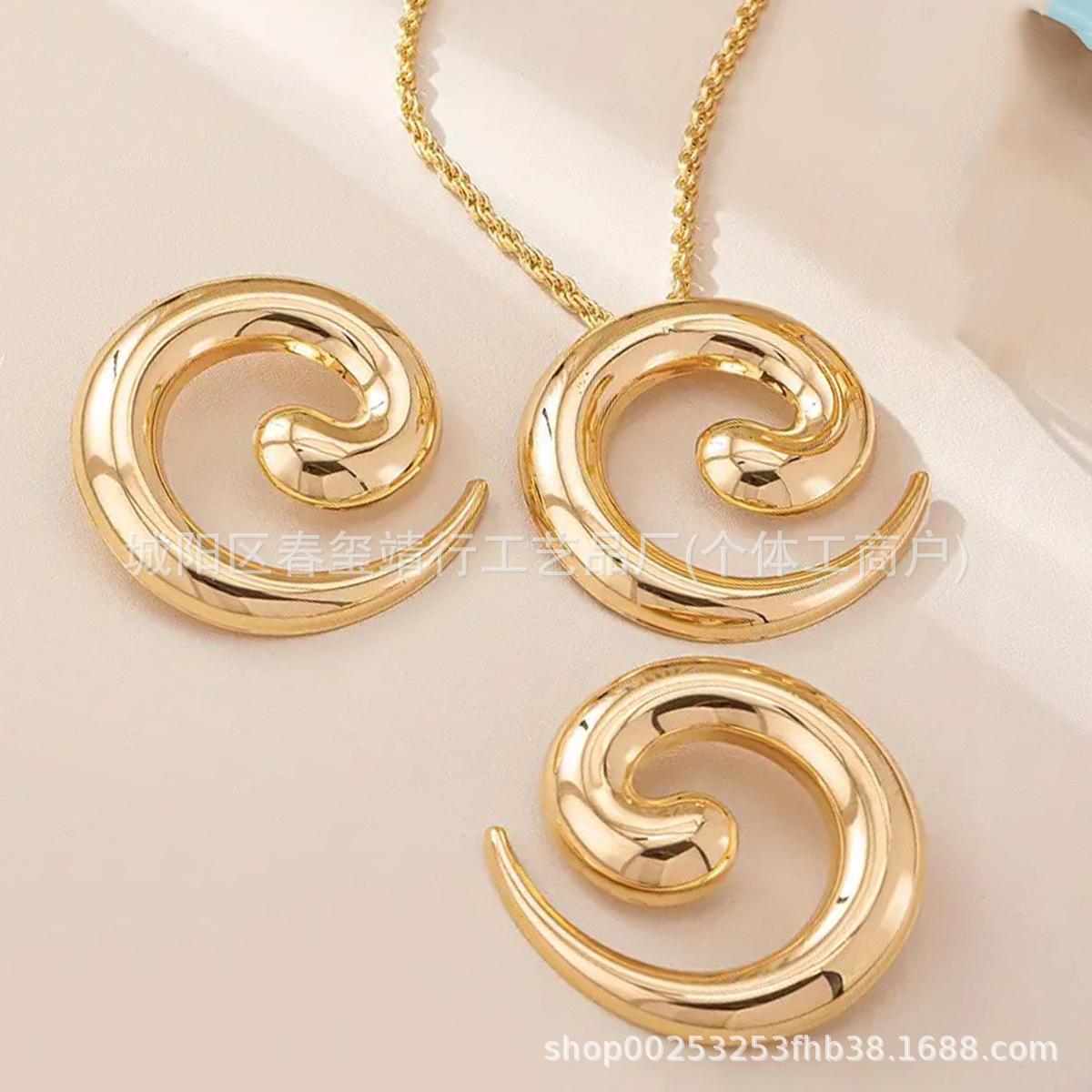 

Набор из 3 предметов: металлическое колье-подвеска с резьбой, серьги, браслет. Женская одежда для праздника, путешествий, вечеринки.