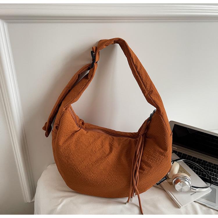 Casual nylon cloth bag women's 2025 new fashion explosion messenger dumpling bag versatile niche shoulder commuter bag