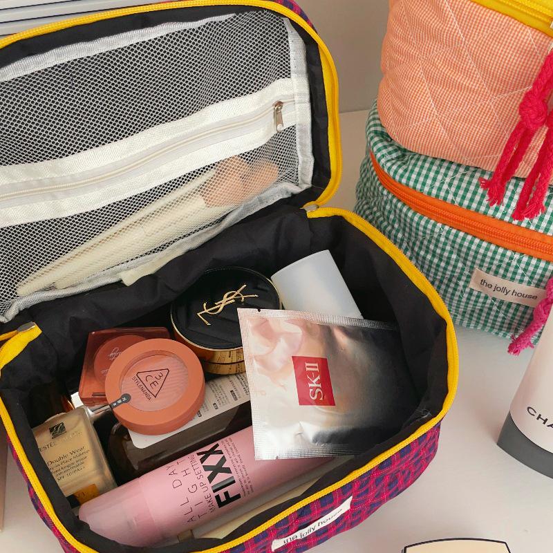 Creative Contrast Plaid Cosmetic Bag: Large Capacity, Hand-Held Travel Makeup and Brush Storage for Women.