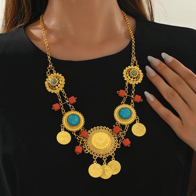 Pendente Metallico Intagliato Stile Etnico Retrò Con Collana Colorata Coordinata Da Indossare Per Celebrare Festival Ed Eventi