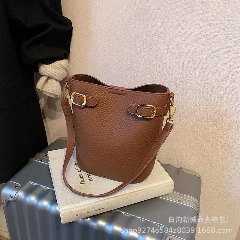 Casual and Simple Portable Mother and Child Bag, Women's Fashion Large-capacity Bucket Bag, European and American Retro Shoulder Messenger Bag.
