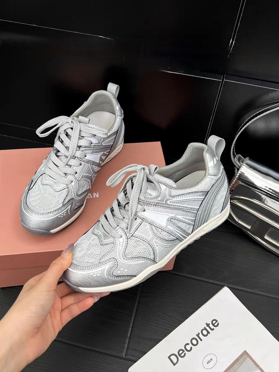 

Модные кроссовки для бега для женщин 2025 лето новинка на толстой подошве дышащая сетка легкие и универсальные повседневные спортивные туфли для женщин 40 серебряный