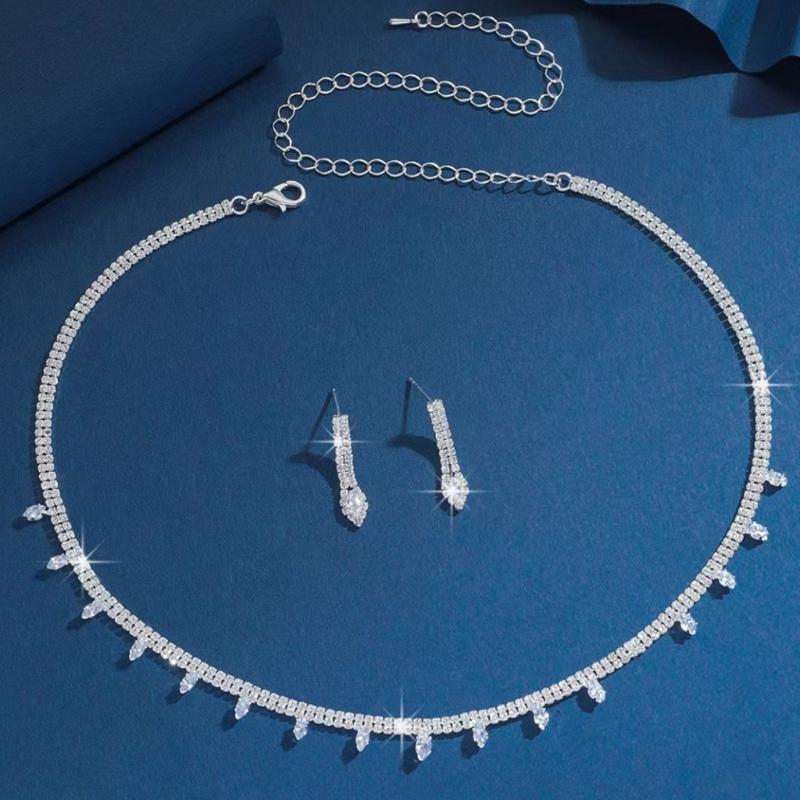 Elegantes Brautschmuckset Elegantes Brautschmuckset mit Strasskette und Ohrringen für die Ehe