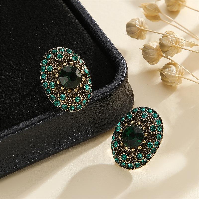Vintage Emerald-set Diamond Oval Geometric-shaped Ear Stud - A Unique, Minimalist, Luxurious and Exquisite Fashion Accessory for Ears.