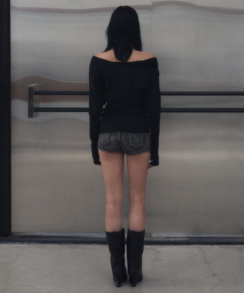 GINSEUKI Studded Off-Shoulder Shirring Long Sleeve (Black)