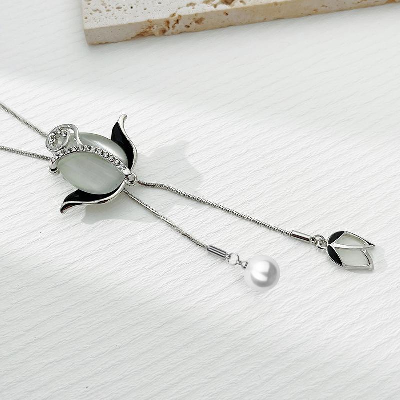 

Chic And Trendy Korean Long Necklace With Sparkling Flower Pendant And Cat Eye Stone For Looks Elegant срібний