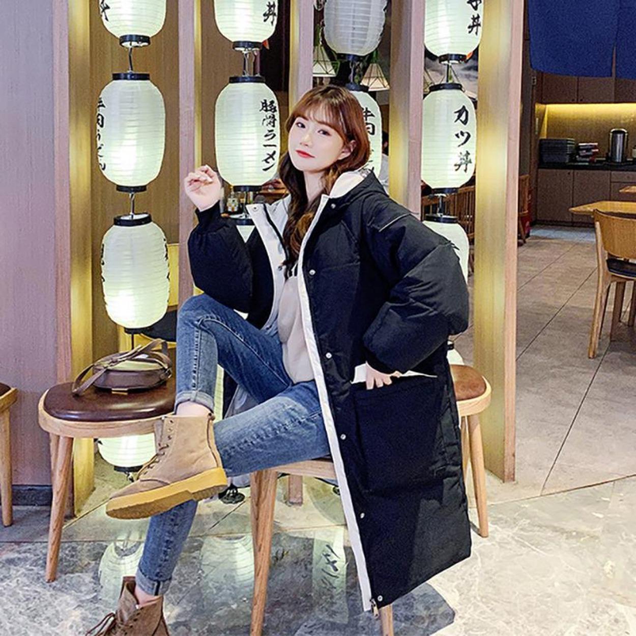 Женская пуховая куртка средней длины — фото 3