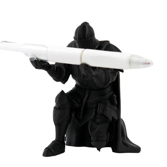 

Medieval Knight Pen Holder Kneeling Knight in Armor Pencil Holder Desktop Decoration Fun Pen Holder Gift for Students Office Workers чёрный