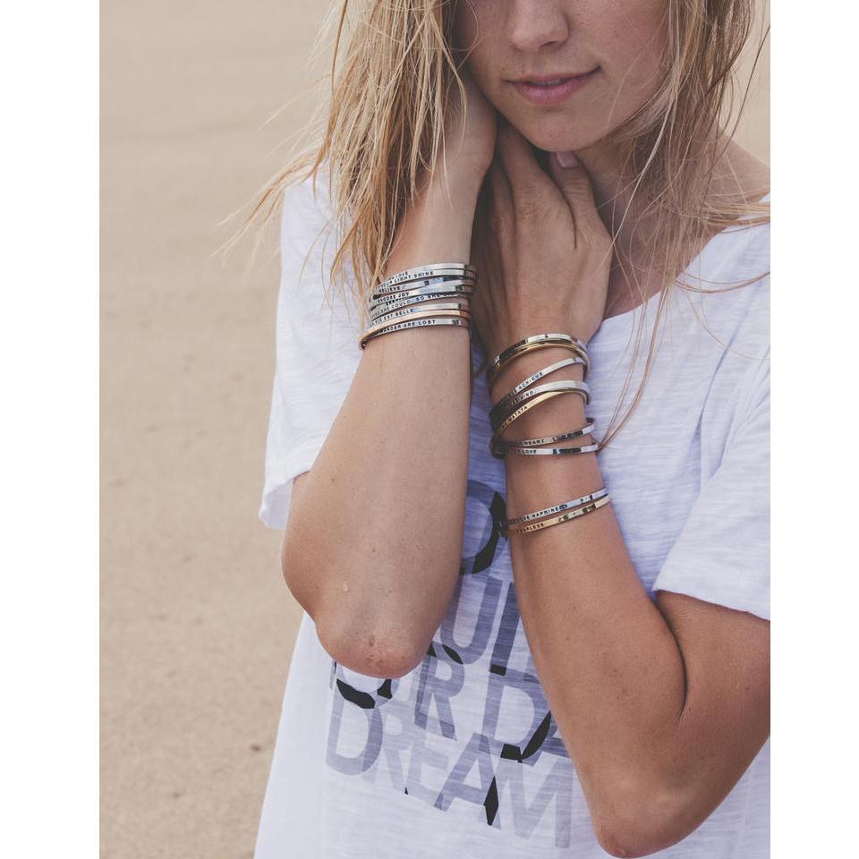 4mm inspirierendes Armband Zitat Mantra Schnitzerei Armreif für Frauen Edelstahl Manschettenschmuck