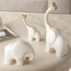 Statue Famille d'Éléphants Aris & Juno en 3 Parties avec Trompe en Forme de Cœur - Décoration Intérieure en Résine, Cadeau de Pendaison de Crémaillère