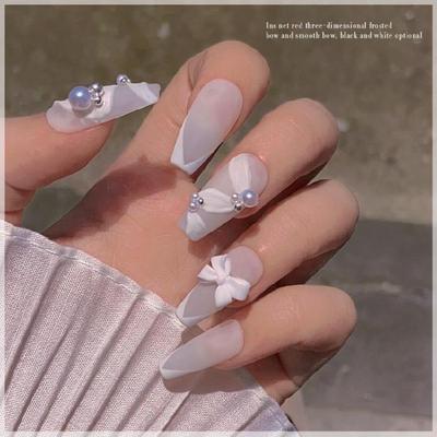 Nail art – Strass e decorazioni per unghie