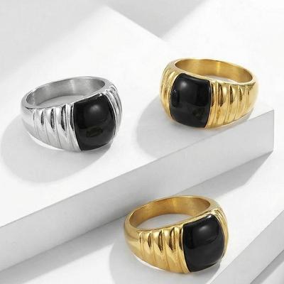 Anello INS Stile Indifferente Placcato Oro 18K con Strisce Nere in Acciaio Inossidabile e Design con Smalto Caduto.