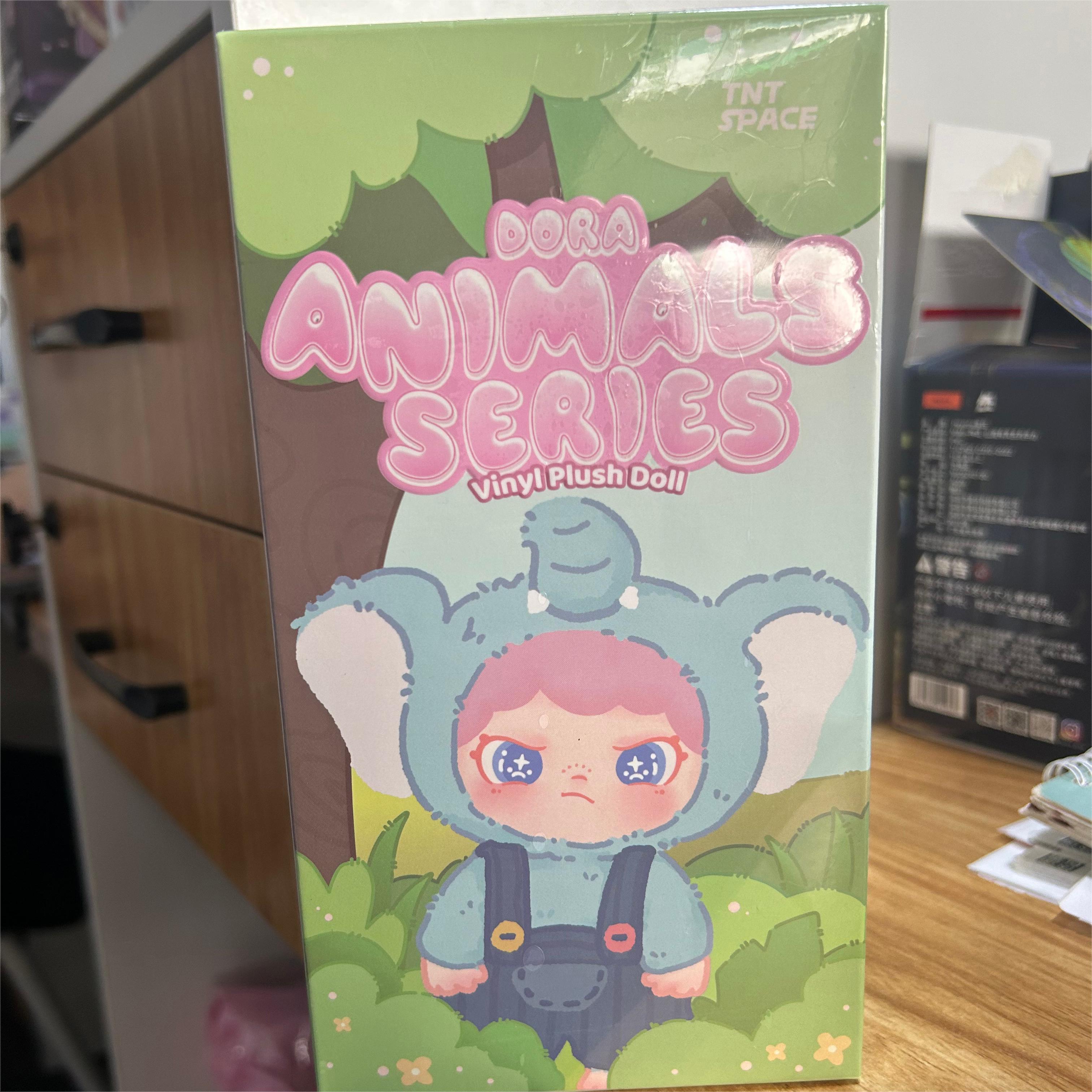 

Dora Animals Blind Box Виниловая кукла Плюшевая бархатная фигурка ручной работы Пушистая плюшевая подвеска Куклы Милая художественная игрушка Модель Статуэтка Подарок Official Genuine