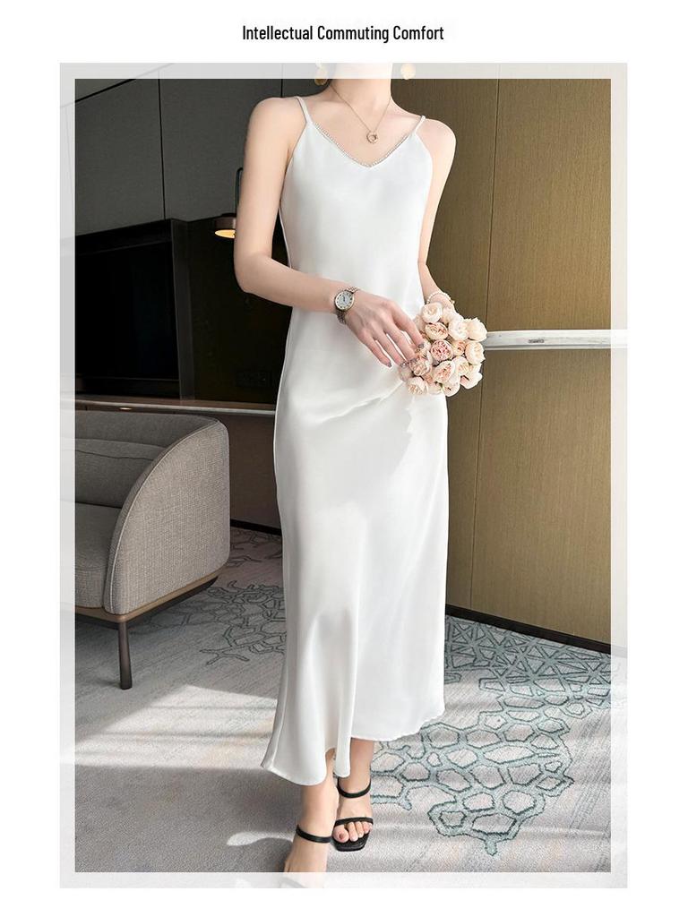 2025 Sommer Perlen V-Ausschnitt Kunstseide Slipkleid mit Diamantakzenten