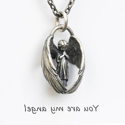 Personalizowany naszyjnik w kształcie skrzydeł anioła w stylu retro – projekt unisex dla mężczyzn i kobiet